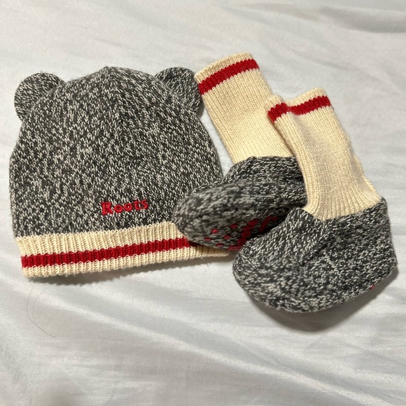 Roots baby toque and booties set. Size 12-18months. Grey Oat Mix colour - Picture 7 of 8